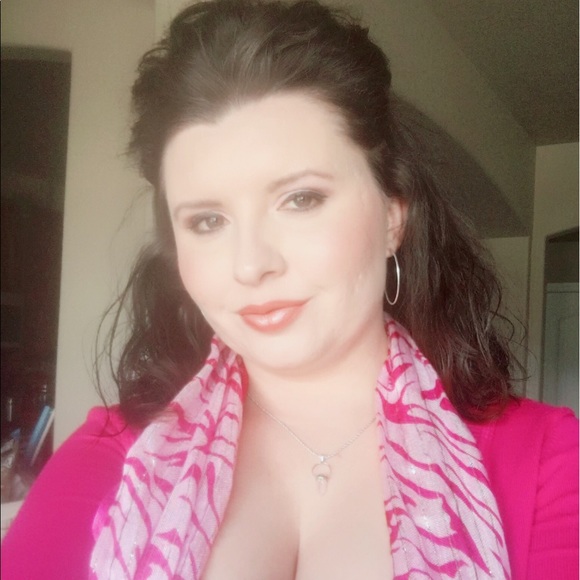 Profile Picture of Dawn Poole (@dawn2411) on Poshmark