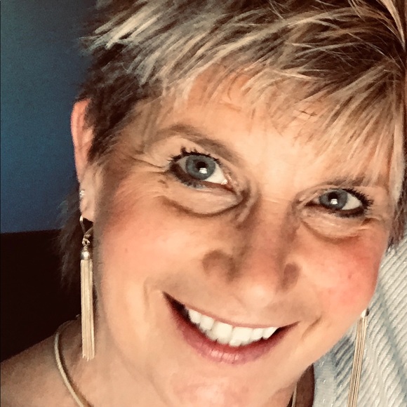 Profile Picture of Barbara Coniff (@luckystarzzz) on Poshmark