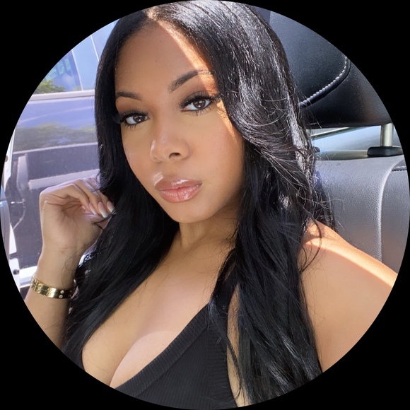 Profile Picture of Amari Smith (@amarinichole) on Poshmark
