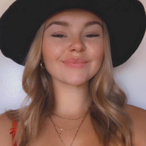 Profile Picture of Christina Vandenbos (@ssuggarr) on Poshmark