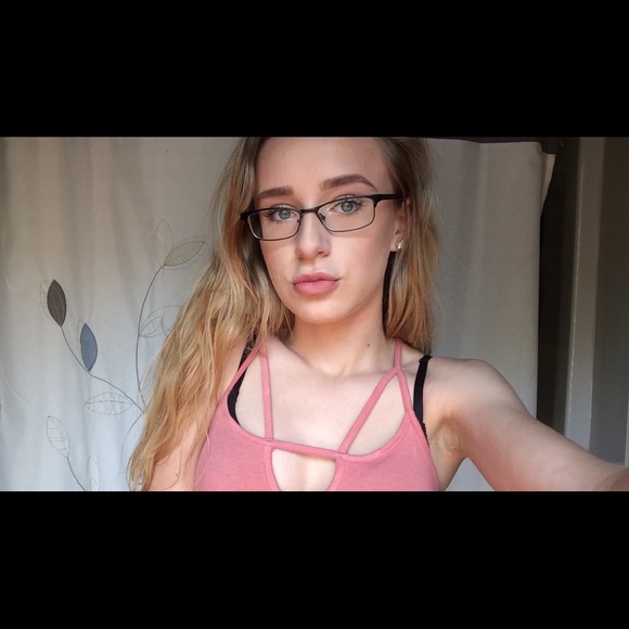 Profile Picture of Kaeli Dunn (@kaelidunn) on Poshmark