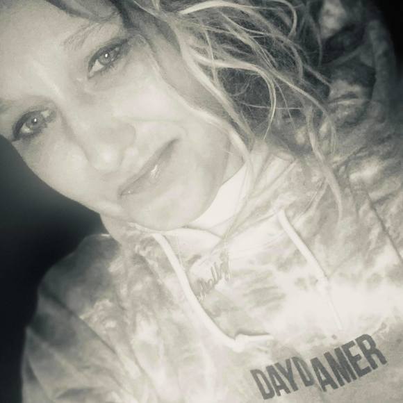 Profile Picture of Molly Neamon (@molldoll30) on Poshmark