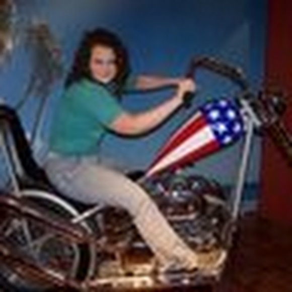 Profile Picture of Sandy Magnusson (@sandymagnusson) on Poshmark