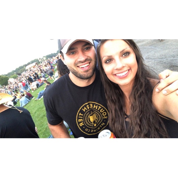 Profile Picture of Lyndy Baer (@lyndybaer) on Poshmark