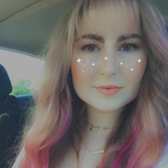Profile Picture of Mandalyn Roberts (@mandalyn_kate_) on Poshmark