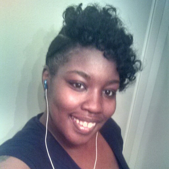 Profile Picture of Sharie Mosley (@sharie85) on Poshmark