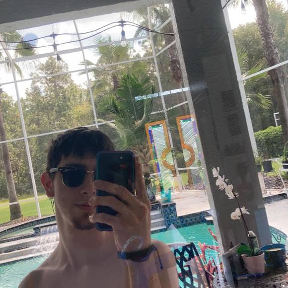 Profile Picture of Andrew Pallares (@tr3pdrew) on Poshmark