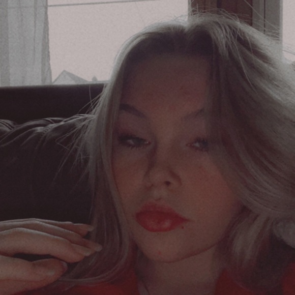 Profile Picture of Ella Rovedo (@ellarovedo) on Poshmark