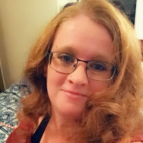 April Chichmanian - Poshmark Profile Picture of April Chichmanian (@achichmanian) on Poshmark