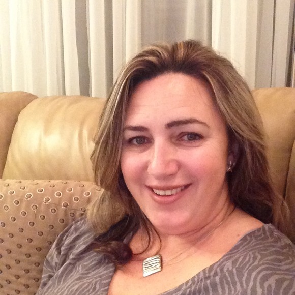 Profile Picture of Roseanne Bilik (@roseanne101) on Poshmark