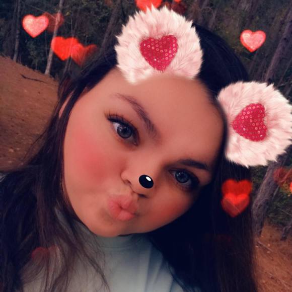 Profile Picture of Gloria Simon (@garciataylorg) on Poshmark