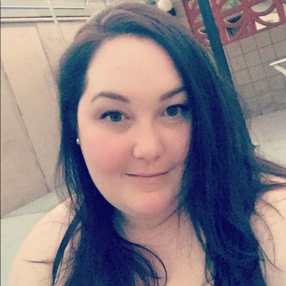 Profile Picture of Emily Shamblin (@emicamsham) on Poshmark