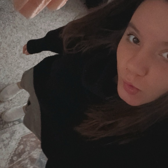 Profile Picture of Amy Biesterfeldt (@amybiesterfeldt) on Poshmark