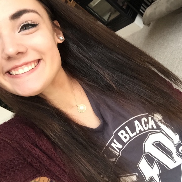 Profile Picture of Avery Boyer (@averyy1017) on Poshmark