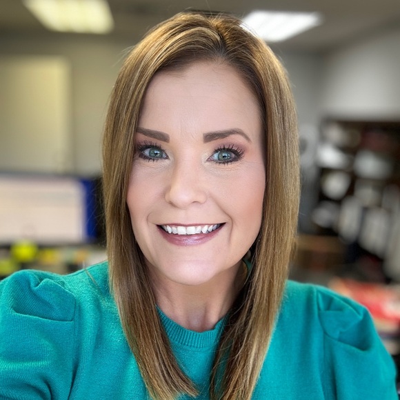 Profile Picture of Leslie Crutsinger (@l_crutsinger) on Poshmark