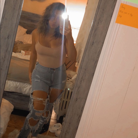 Profile Picture of Angelina Deleskey (@angelinadeles) on Poshmark