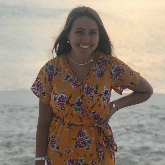Profile Picture of Lauren Debiec (@laurendeebs) on Poshmark