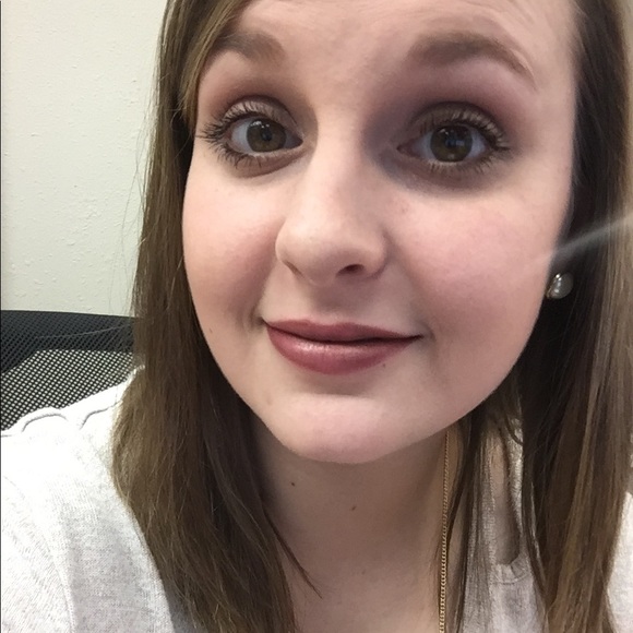 Profile Picture of Cherae Thompson (@cheraeburns) on Poshmark