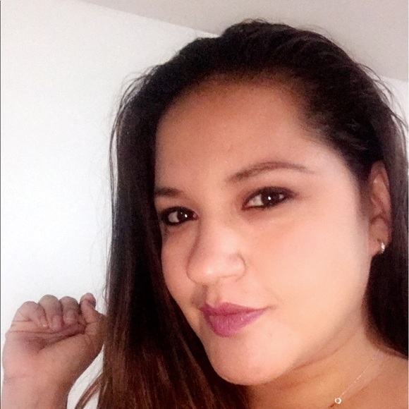 Profile Picture of Yessenia Salamea (@yeloba82) on Poshmark