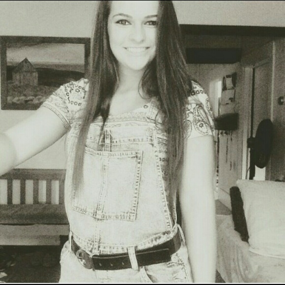 Profile Picture of Michelle Crouch (@michellelindzay) on Poshmark
