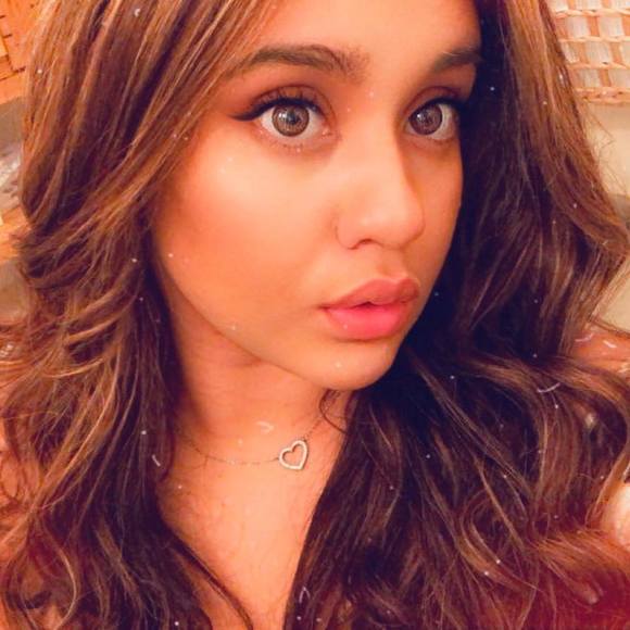 Profile Picture of Reyna De la cruz (@reynadelacruz_) on Poshmark