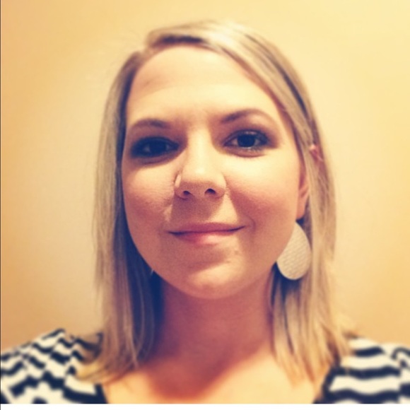 Profile Picture of Amber Connell (@amconnell4912) on Poshmark