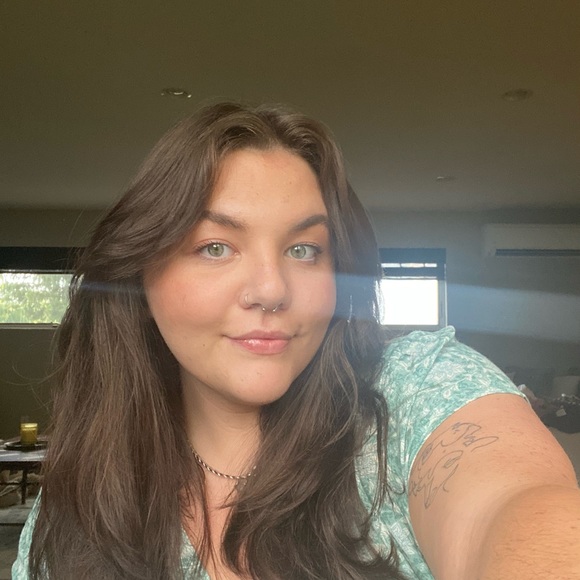 Profile Picture of Ellie Seruga (@ellieseruga) on Poshmark