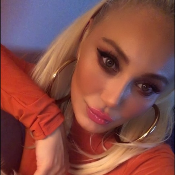 Profile Picture of Mya Ozge (@myaozge) on Poshmark