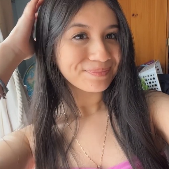 Profile Picture of Melanie Toledo (@melbedumb) on Poshmark