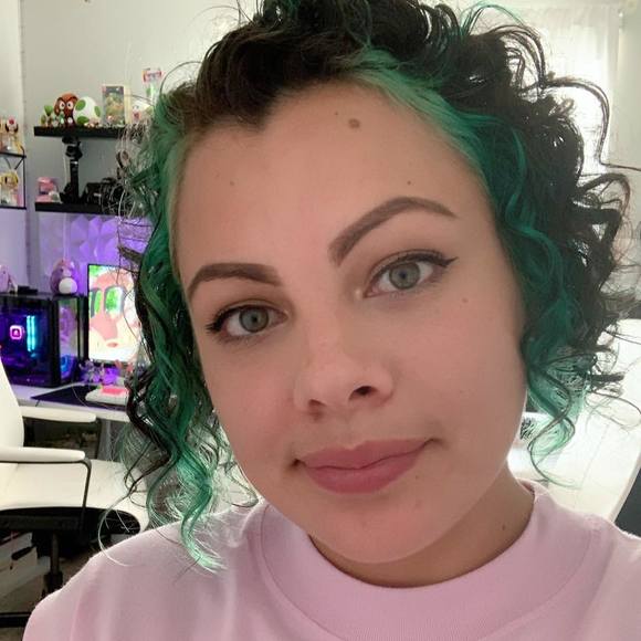 Profile Picture of Angie Vivas (@dulcebee23) on Poshmark