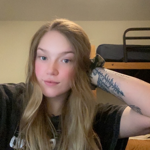 Profile Picture of Jade susan Deadrick (@jadedeadrick7) on Poshmark