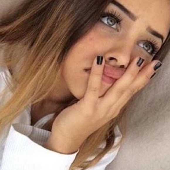 Profile Picture of Jordyn White (@jordynwhitee) on Poshmark