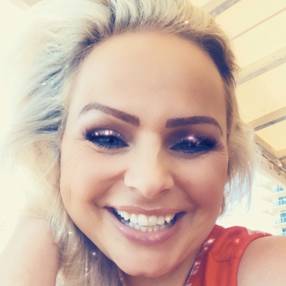 Profile Picture of Carley Obrien (@luxymommy) on Poshmark