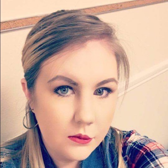 Profile Picture of Mattie Stewart (@mattiecakes26) on Poshmark