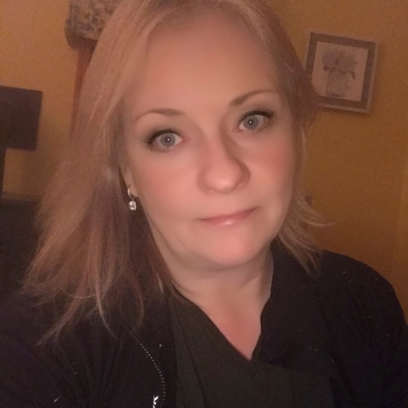 Profile Picture of Laura Travers (@meadow459) on Poshmark