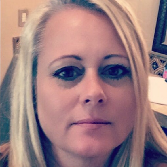 Profile Picture of Jodi Lee (@jodilee71) on Poshmark