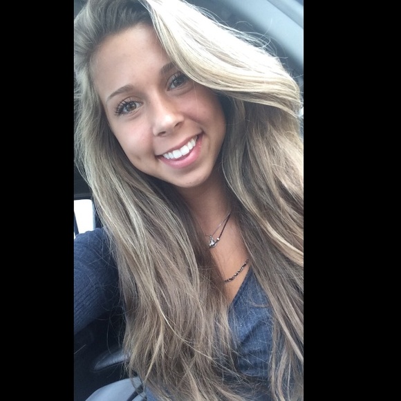 Profile Picture of Alexa Bitar (@lexapaige18) on Poshmark