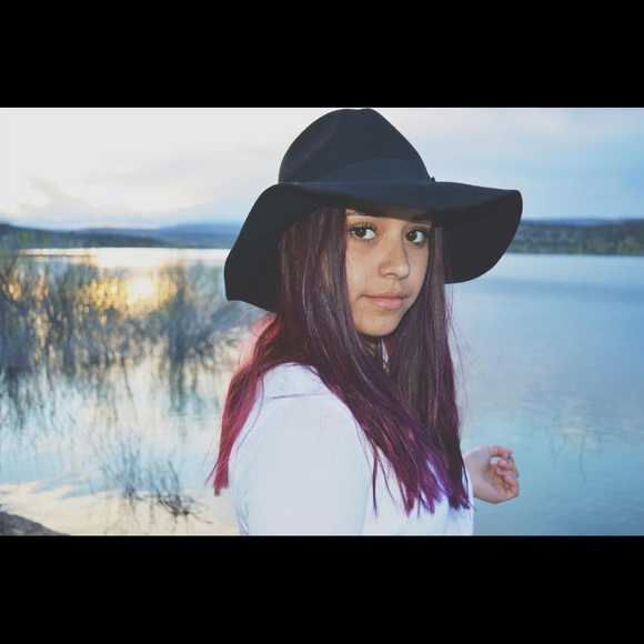 Profile Picture of Amberia Mena (@aamberiaa) on Poshmark