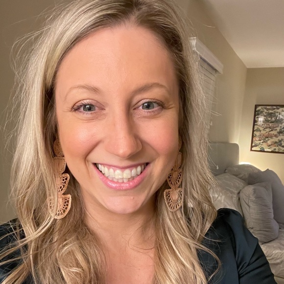 Profile Picture of Jenny Sassman (@jennifersassman) on Poshmark