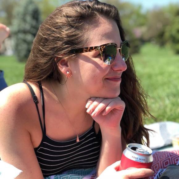 Profile Picture of Michelle Fleschner (@miche_i) on Poshmark