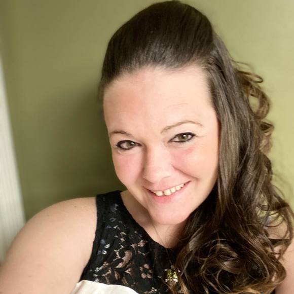 Profile Picture of Leslie Ray (@leslie_ray) on Poshmark