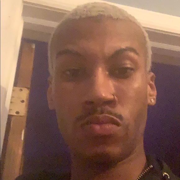 Profile Picture of Michael Warren (@mwar115) on Poshmark