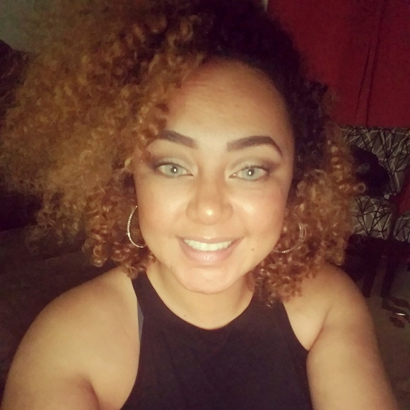 Profile Picture of Malery Gallen (@malzibuu) on Poshmark
