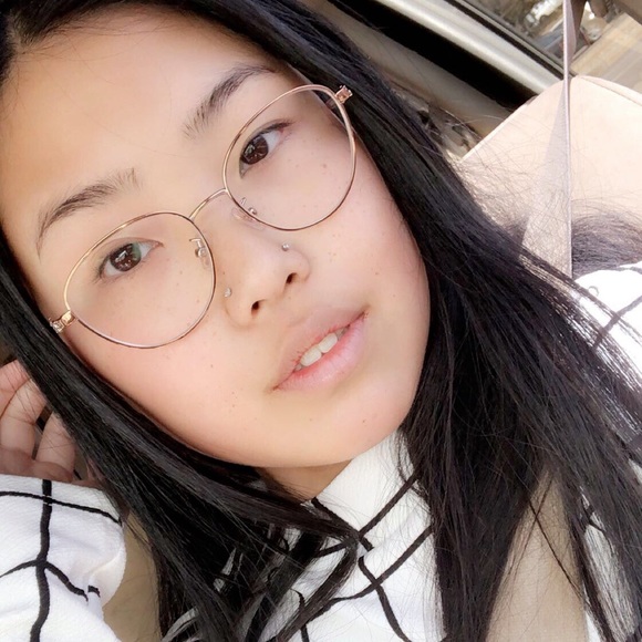 Profile Picture of Anna Rosati (@xannarosatix) on Poshmark
