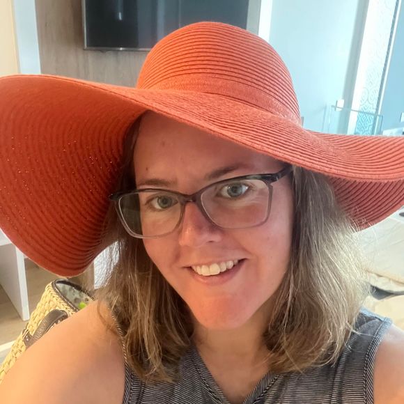 Profile Picture of J Van oosbree (@jenvanoosbree) on Poshmark