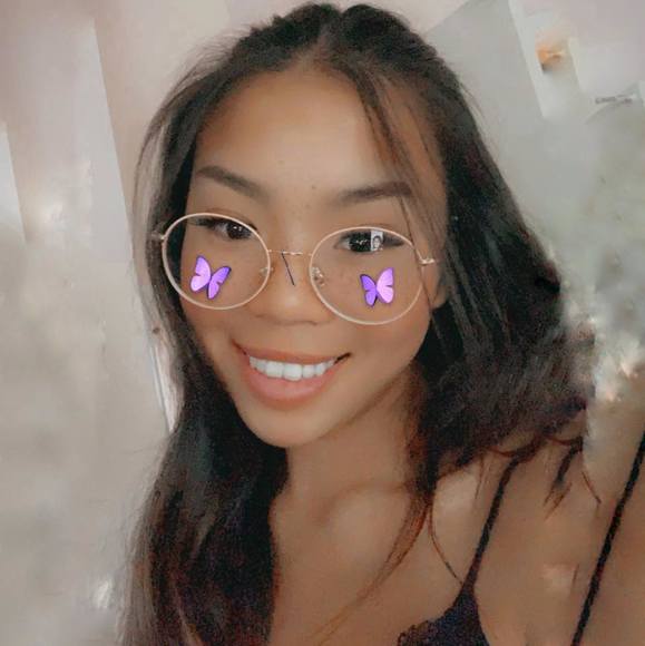 Profile Picture of Vicky Huynh (@vickkaylolz) on Poshmark