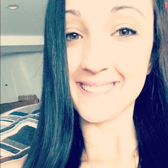 Profile Picture of Elizabeth Pendexter (@elizabethp25) on Poshmark