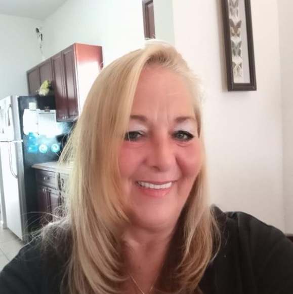 Profile Picture of Shelly Lindeborn (@shellylindeborn) on Poshmark