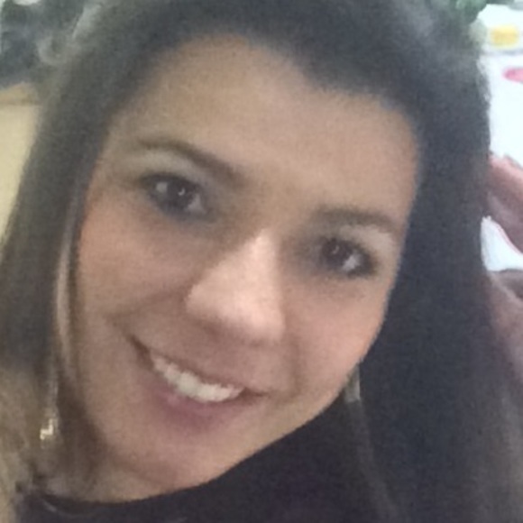 Profile Picture of Claudia Alves (@claudiaalves824) on Poshmark