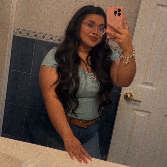 Profile Picture of Beatriz Aleman (@beatrizaleman97) on Poshmark